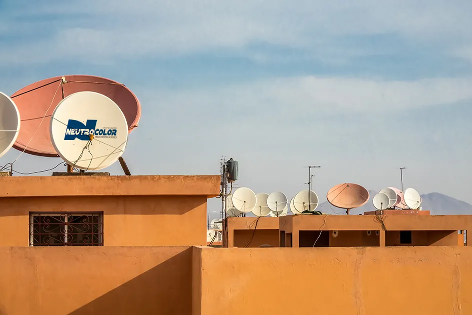 disparo-de-gran-angular-de-antenas-parabolicas-blancas-en-el-techo-de-un-edificio